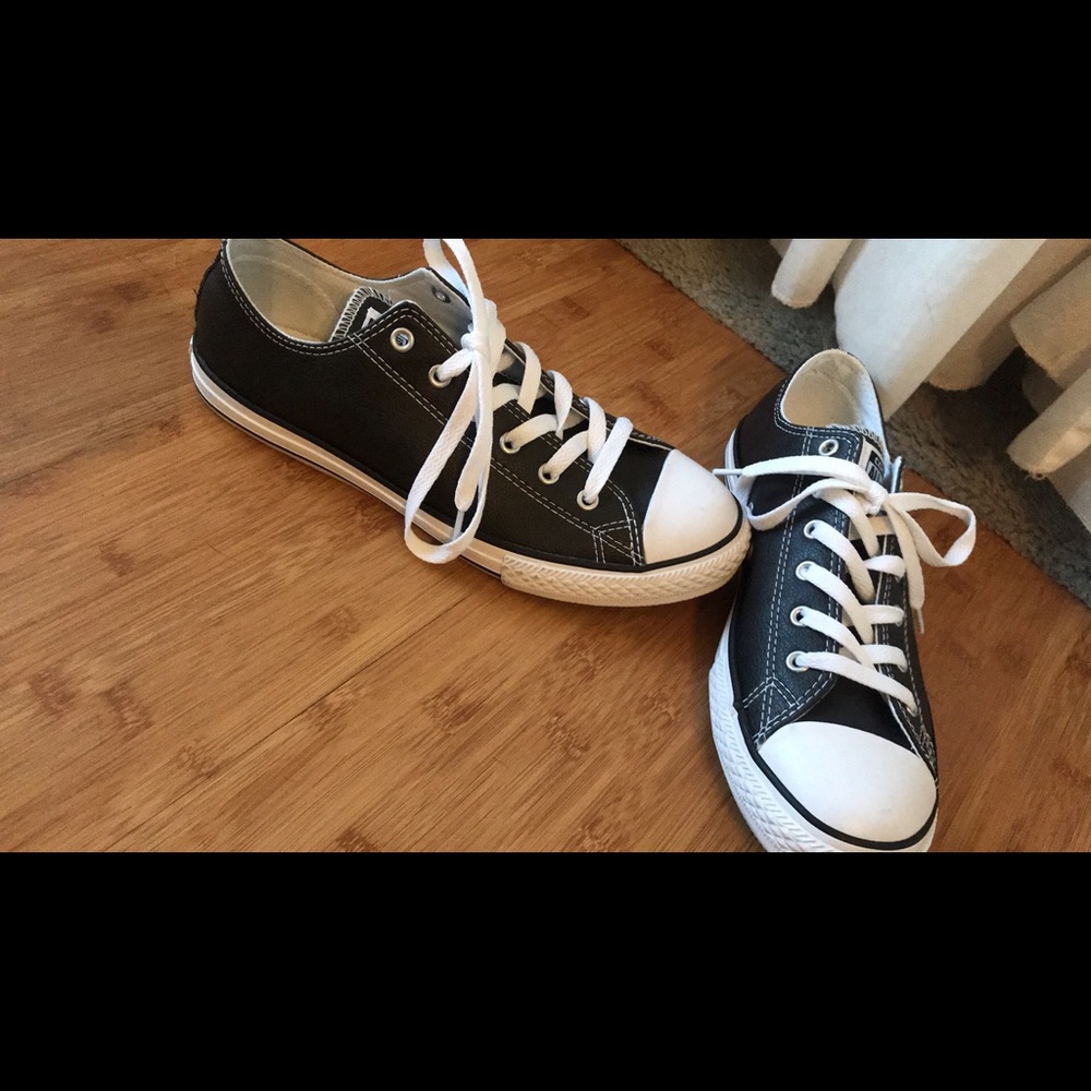 All star low top leather converse!
